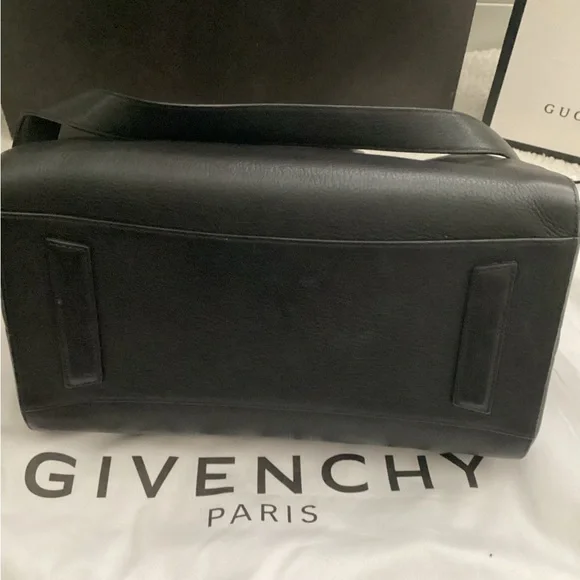 Givenchy
Antigona Medium Top Handle Bag in Grained Leather - Picture 10 of 15